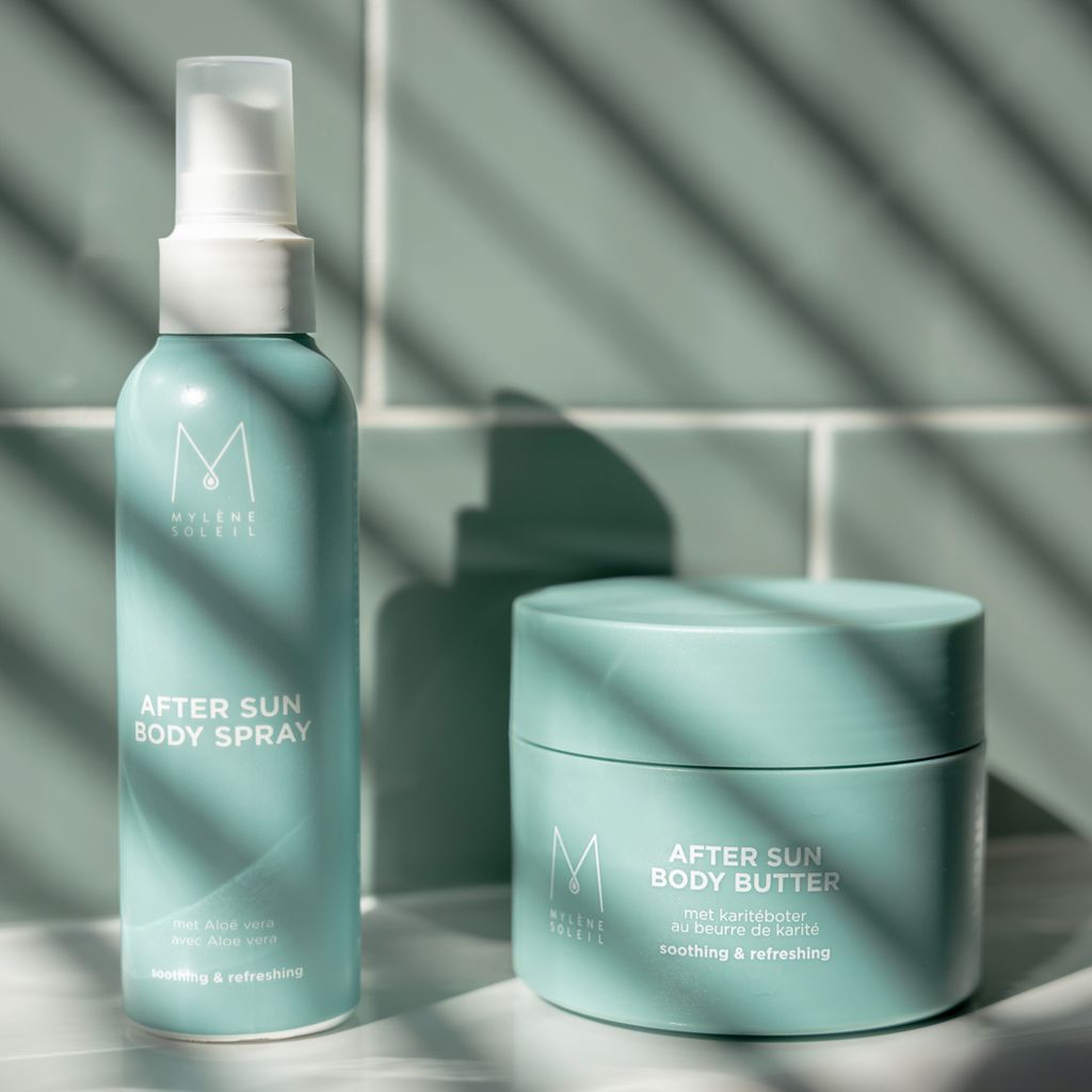 Spray corporel et beurre corporel après-soleil. Flacons et pot turquoise. Écriture blanche. Sur fond vert clair.