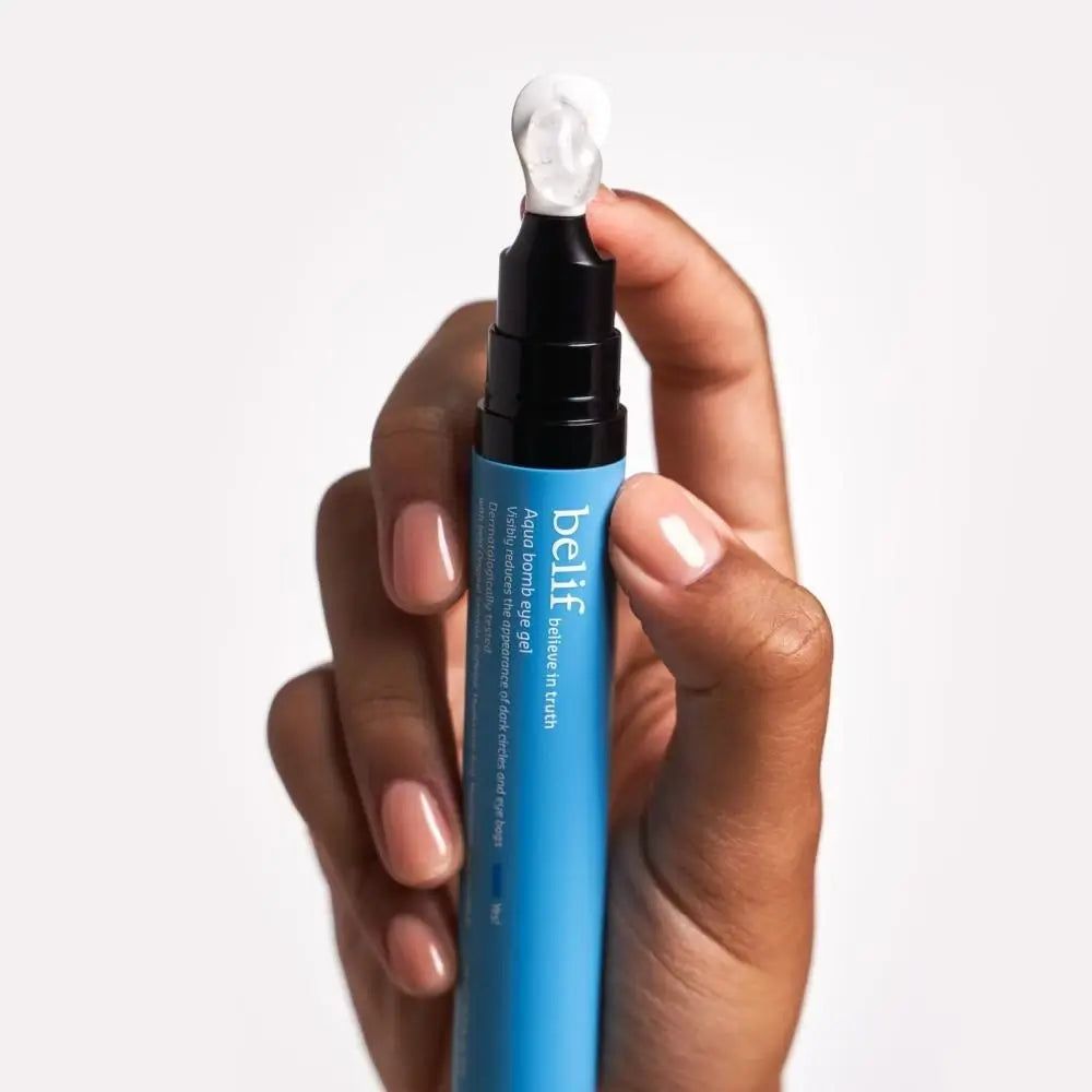 Hand die Belif Aqua Bomb Eye Gel applicator vasthoudt met witte gel applicator.