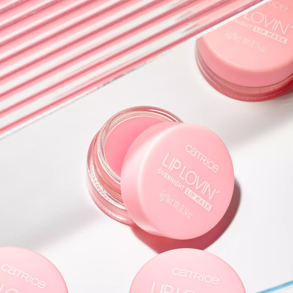 Plusieurs pots roses avec couvercles. Sur les couvercles, "CATRICE LIP LOVIN' OVERNIGHT LIP MASK".