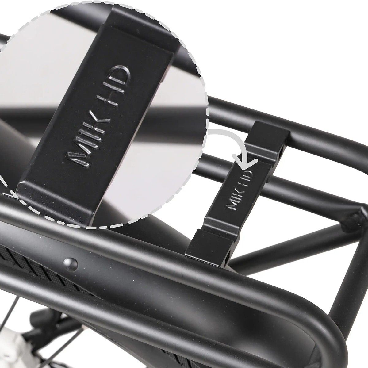 Close-up van een zwart bagagedrager bevestigingselement met de tekst MIK HD.