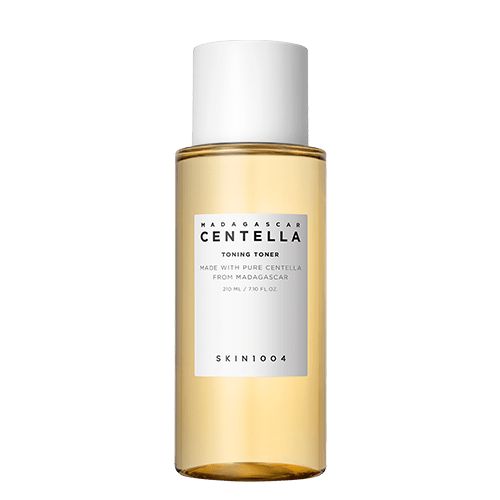 Flacon de produit transparent, bouchon blanc et étiquette. Texte : Madagascar Centella Toning Toner, 210 ml.