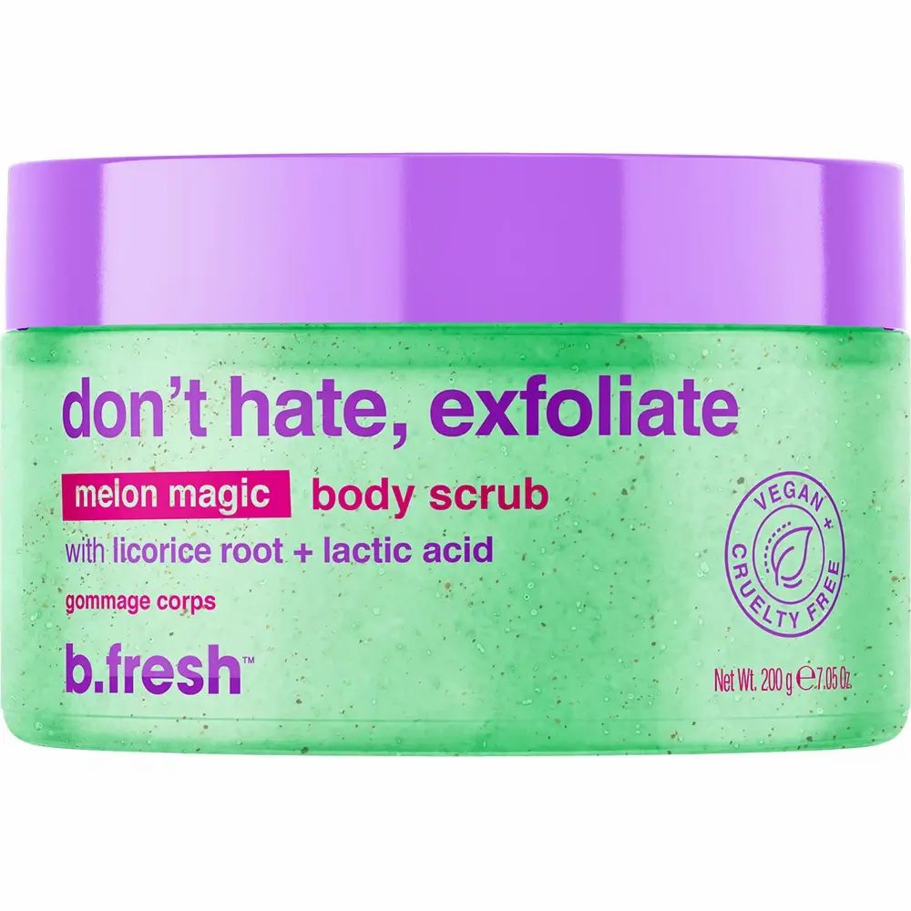 Groene lichaamsscrub met paarse deksel. Opschrift: "don't hate, exfoliate". Vegan zegel. Tekst: "melon magic body scrub with licorice root + lactic acid".