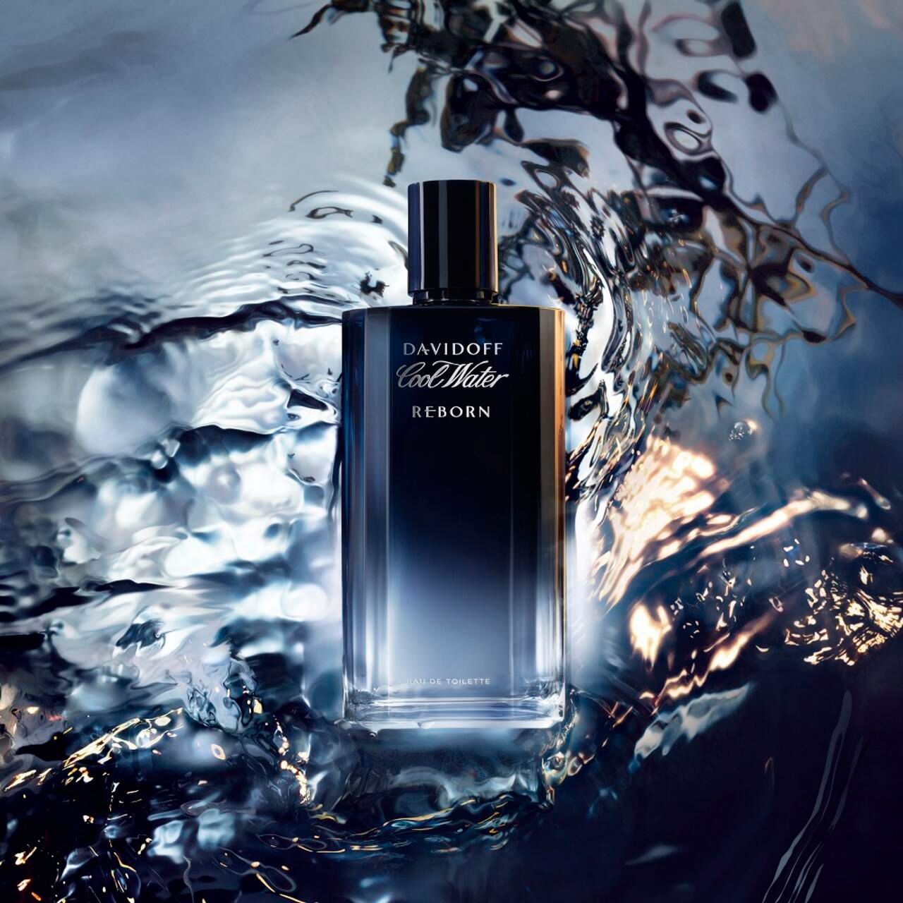 Davidoff Cool Water Reborn fles in water. Rechthoekige vorm, blauw-gekleurd glas. Zwarte dop. Water met golven.
