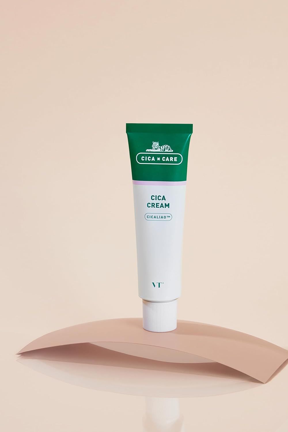 Tube de crème Cica. Sur socle rose. Emballage vert et blanc. Texte : Cica Cream, Cicaliao, VT. Fond : rose.