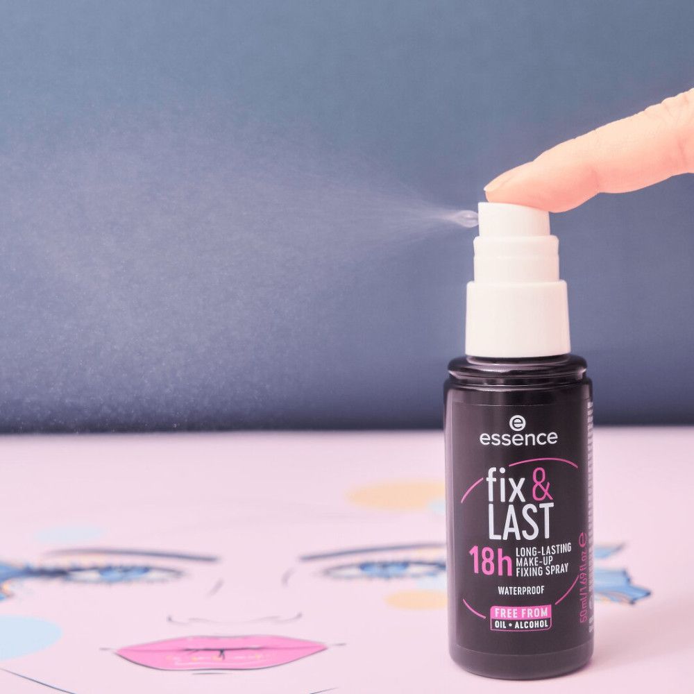 Flacon noir vaporisant. Inscription : Essence, fix & LAST, 18h, waterproof, sans huile + alcool. Fond : visage.