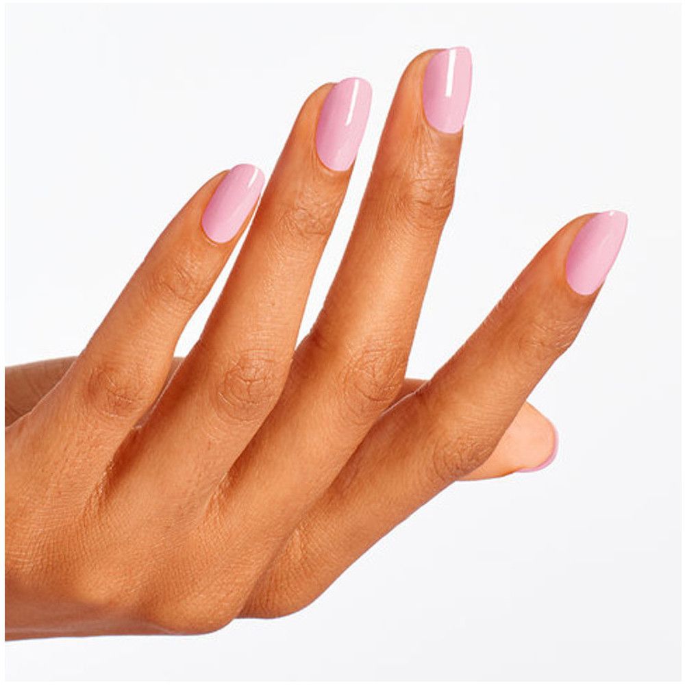 Hand met gelakte nagels. Roze nagellak op vingernagels.