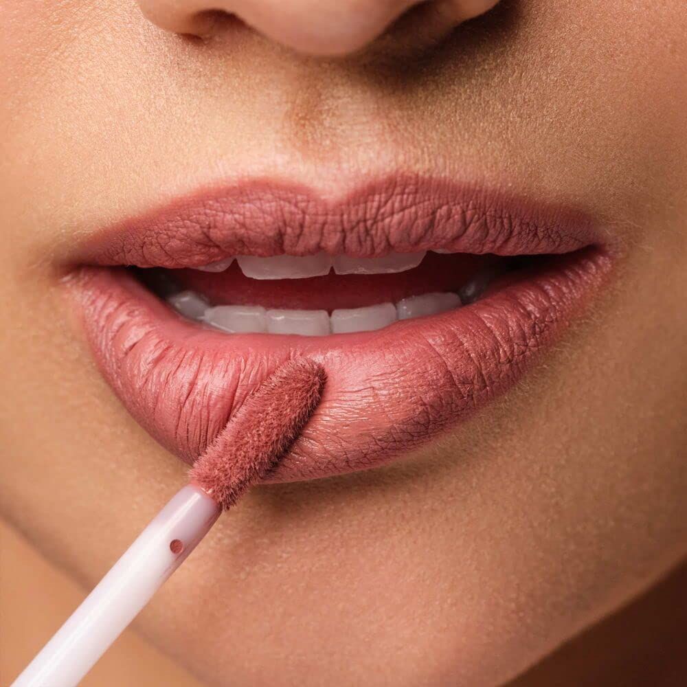 Mond met aangebrachte Artdeco Mat Passion Lip Fluid. Applicator in gebruik.