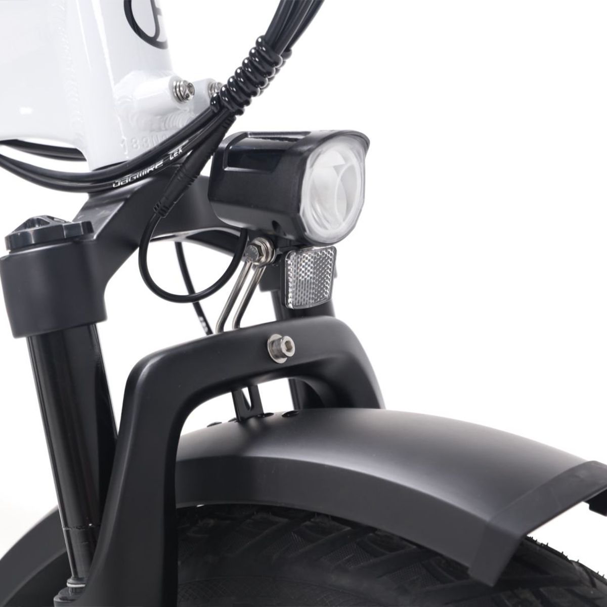 Garde-boue noir, phare et réflecteur. Vue détaillée de la partie avant du tricycle.