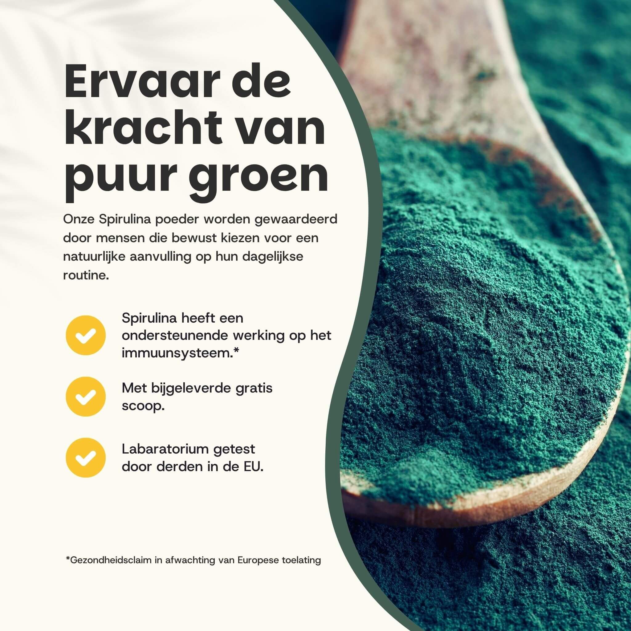 Groen spirulinapoeder op een houten lepel. Tekst over de voordelen voor het immuunsysteem.