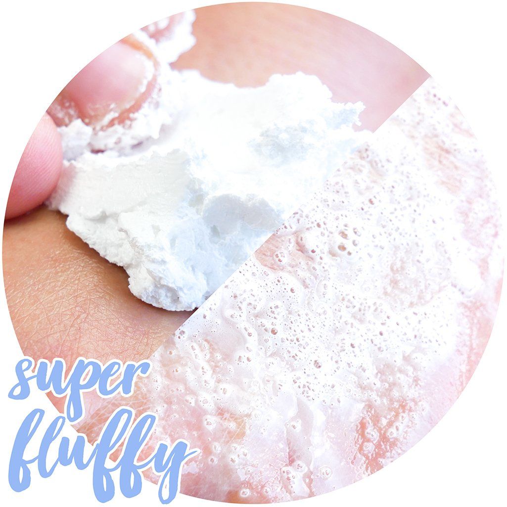 Gros plan sur gommage blanc sur la peau. Inscription: super fluffy.