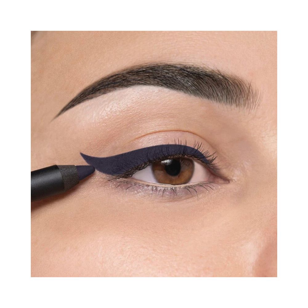 Oog met donkerblauwe eyeliner. Een potlood wordt gebruikt om een lijn te trekken. Huidskleur.