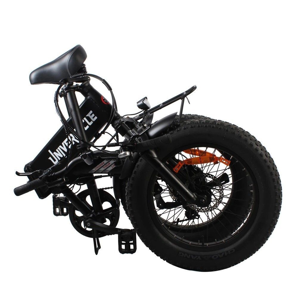 Vélo électrique noir plié avec pneus larges. Marque Univercycle visible. Pédales et selle présents.
