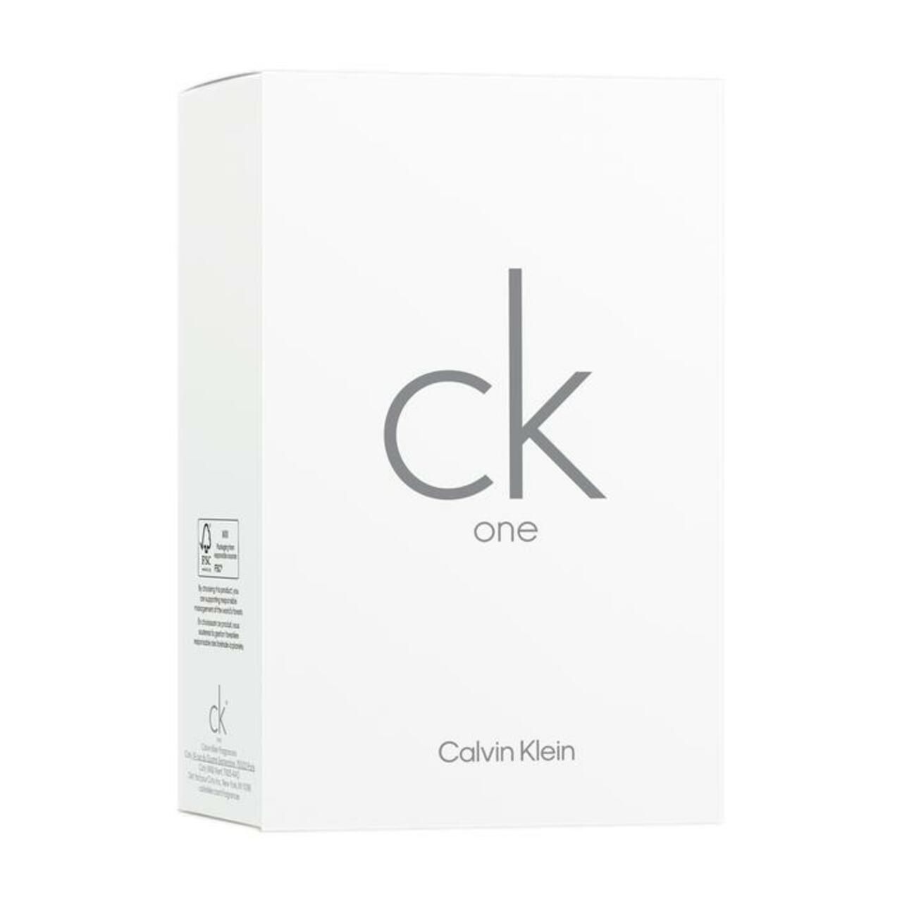 Emballage blanc avec logo CK One et texte Calvin Klein. Forme carrée. Symbole de recyclage.