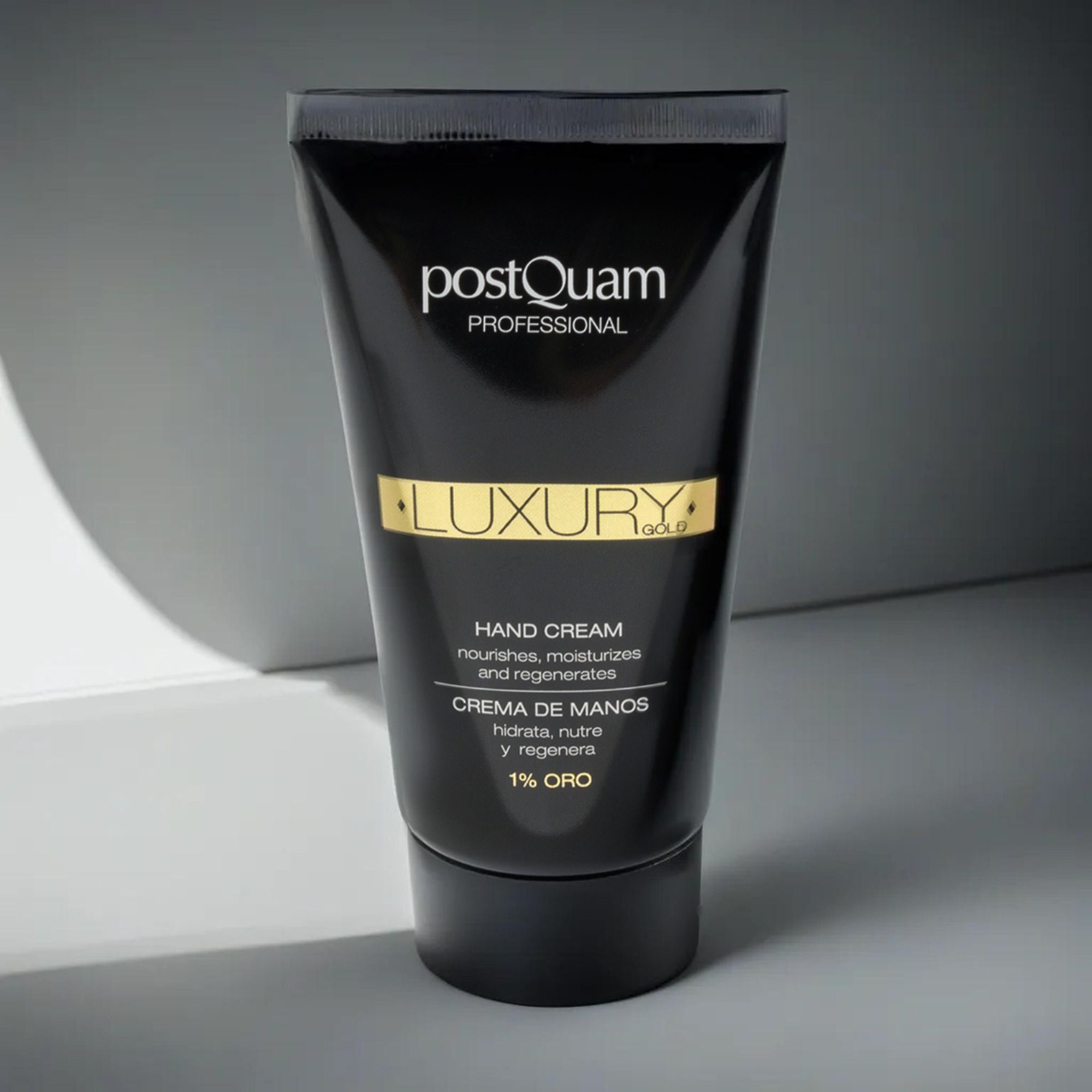 Tube de crème pour les mains noire avec inscription dorée "LUXURY" et "1% ORO". Marque: Postquam Professional. Texte: Hand Cream, Creme de Manos.