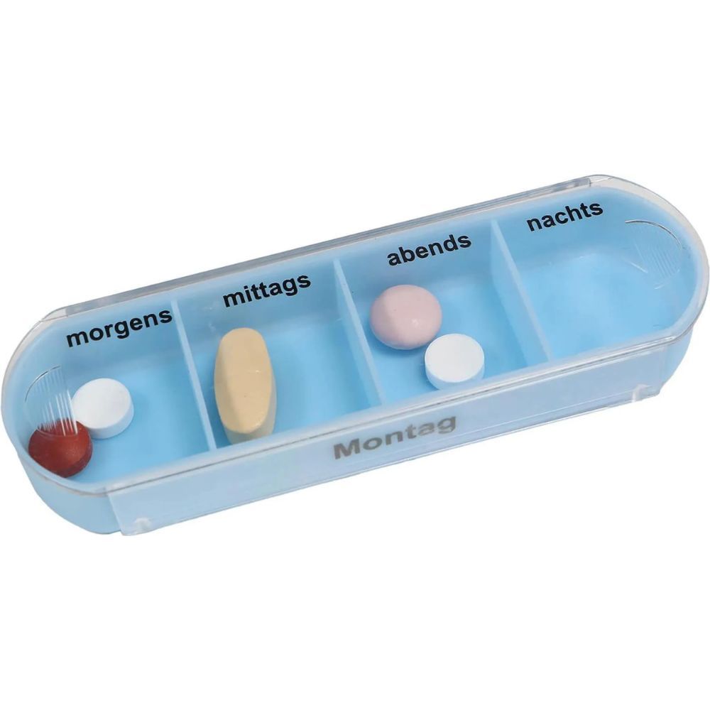 Pilulier bleu avec quatre compartiments pour la journée. Inscriptions : matin, midi, soir, nuit. Contient des comprimés.