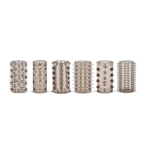 Zes transparante siliconen penishoezen met noppen in verschillende designs. Op witte achtergrond.