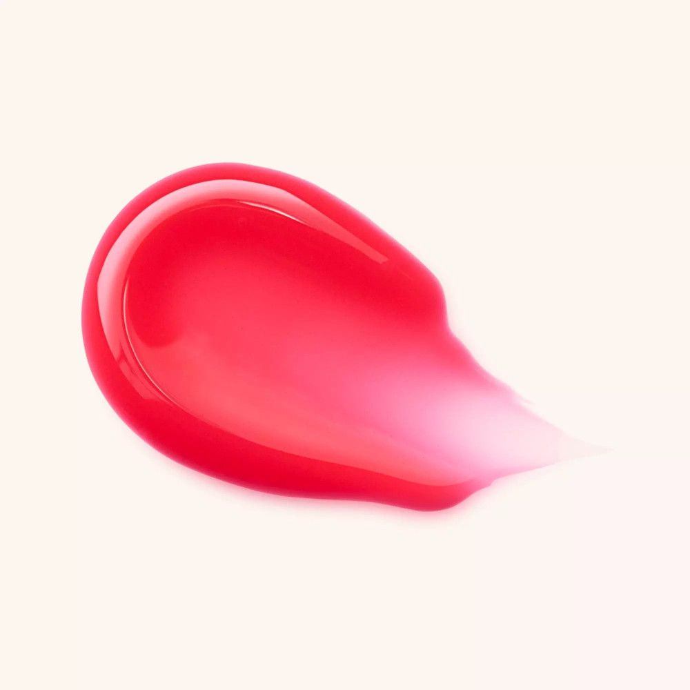 Roze gloss-veeg. Glanzende textuur op lichte achtergrond.