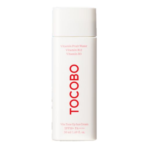 Witte tube met rood TOCBO-logo en productinformatie. Bevat Vitamin Fruit Water, B12 en B3. SPF50+ PA++++.