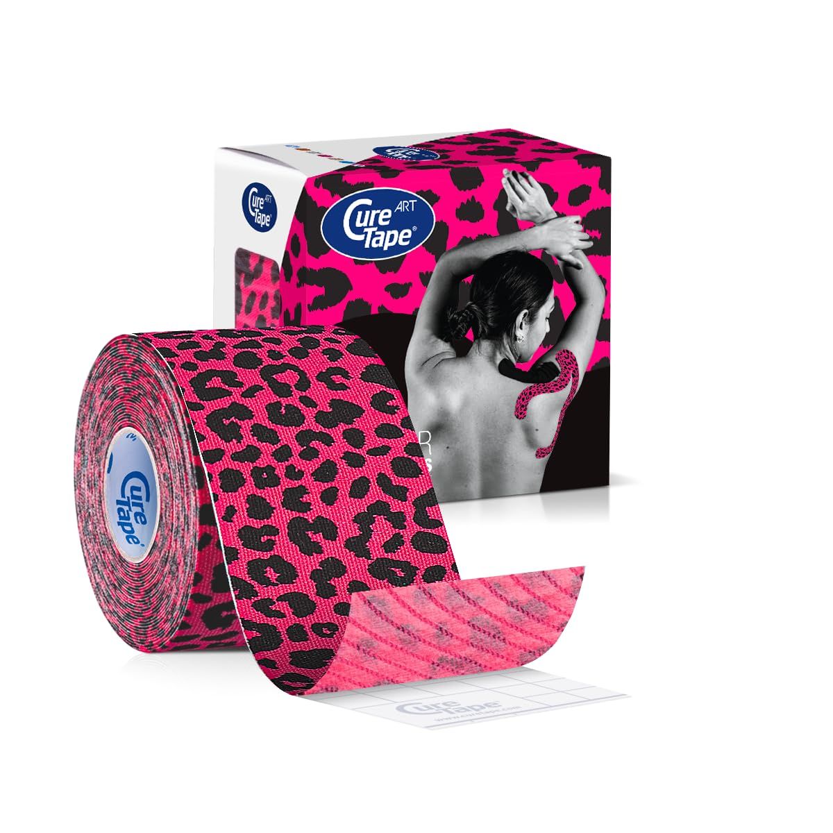 Kinesiotape à motif léopard rose et noir appliqué sur le bas de la jambe et le pied d'une personne.