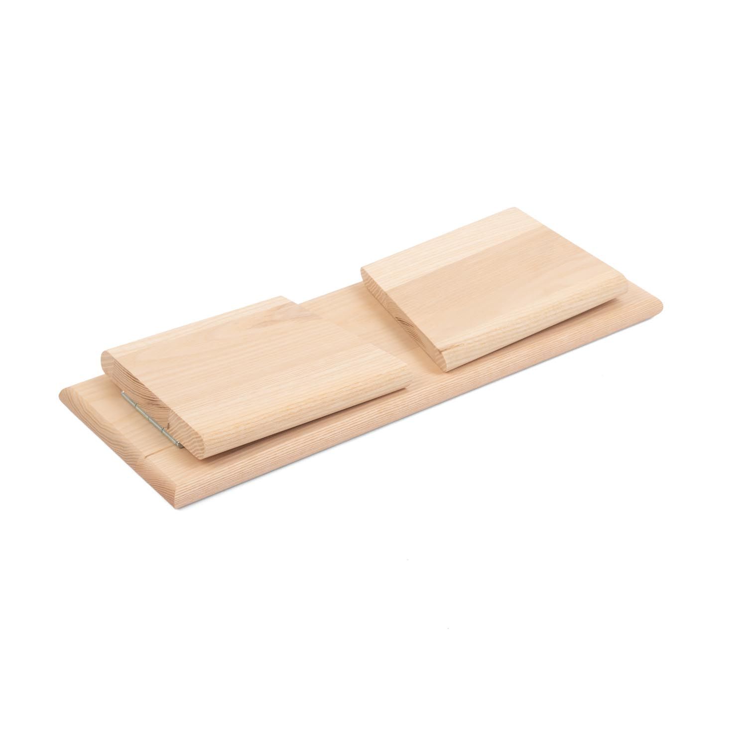 Opgevouwen meditatiebank van licht hout. Rechthoekig zitvlak, twee zijkanten, metalen scharnieren.