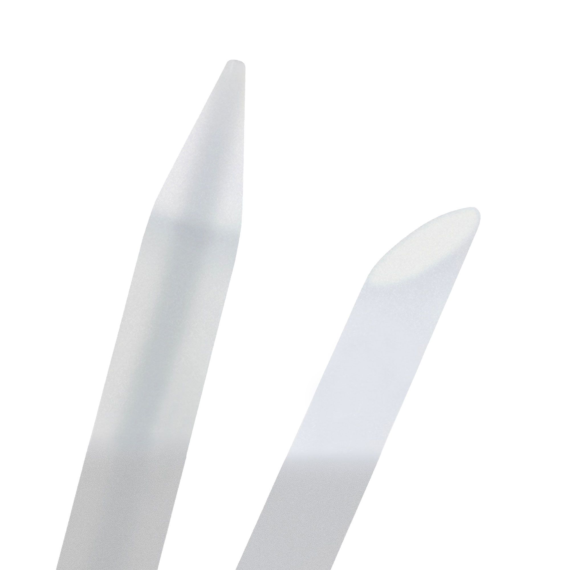 Gros plan de deux limes à ongles en verre. Une pointue, l'autre arrondie. Verre dépoli.