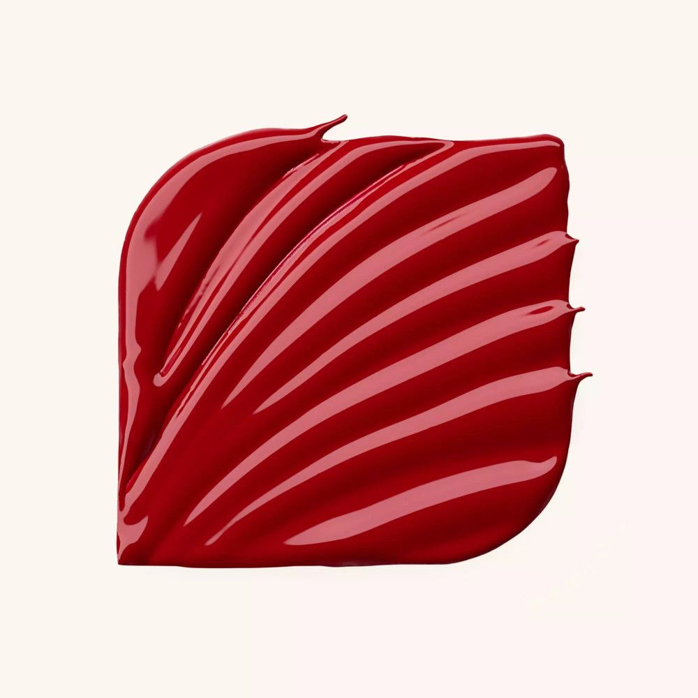 Échantillon de rouge à lèvres rouge avec texture ondulée. Gros plan.