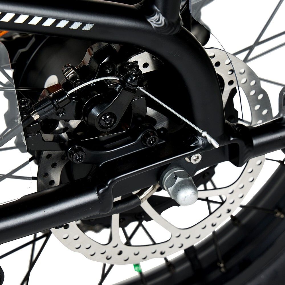 Vélo cargo noir avec roue arrière et frein à disque. Vue détaillée sur fond blanc.