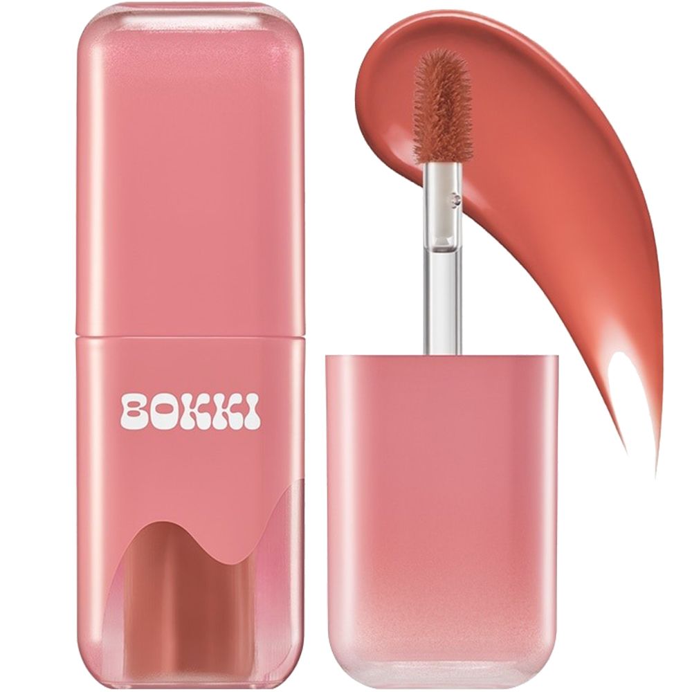 Gloss à lèvres rose avec applicateur. Nuance appliquée. Inscription BOKKI.