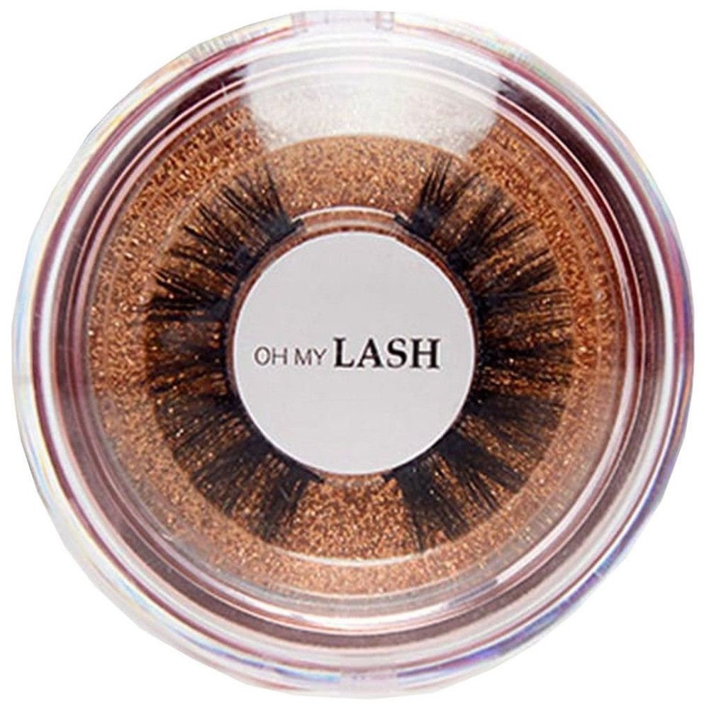 Faux cils dans un emballage rond transparent. Inscription : OH MY LASH.