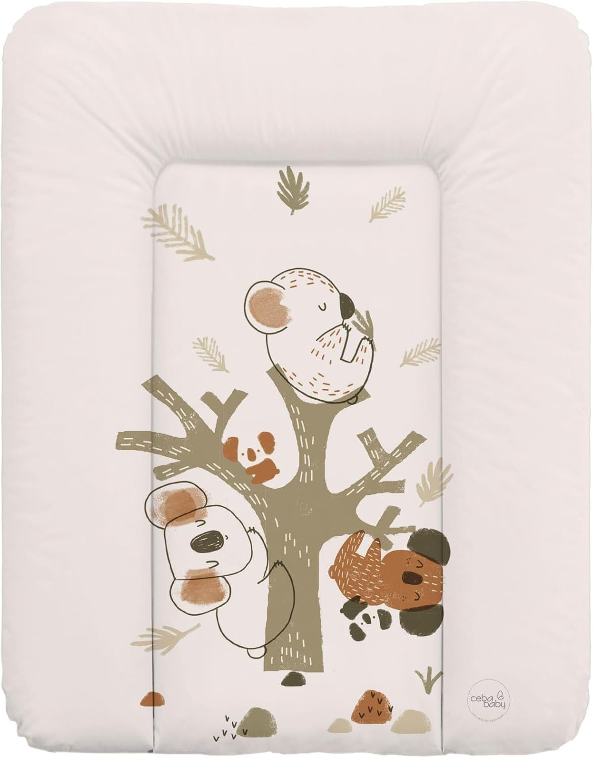 Aankleedkussen met koala- en berenmotief op boom. Ceba Baby logo.