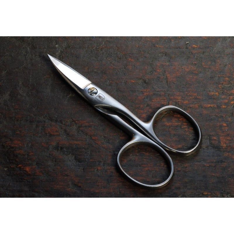 Nagelschaar op houten ondergrond. Metaal, matte afwerking. Ergonomische handgrepen, puntige bladen.