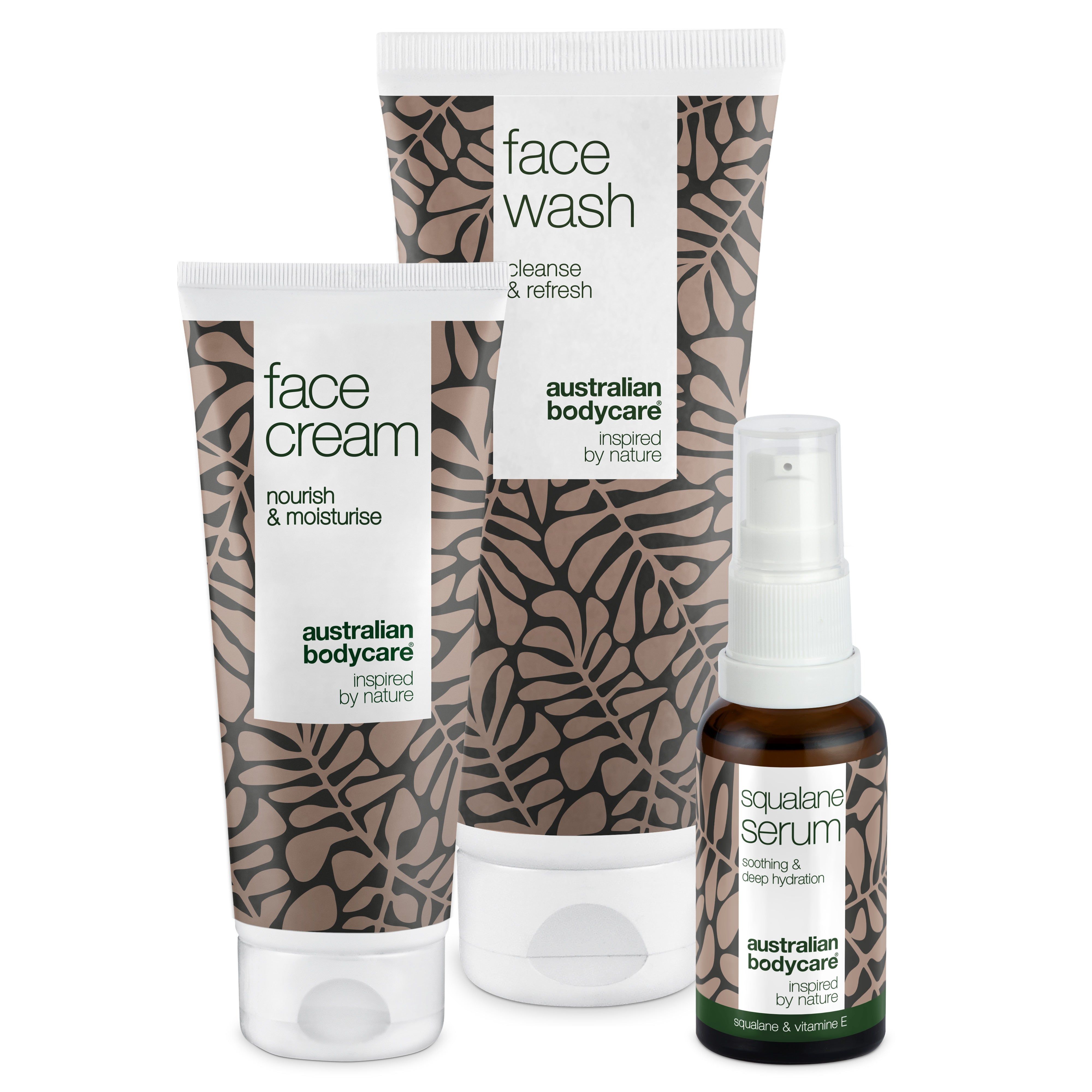 Set met Face Wash, Face Cream en Squalane Serum. Verpakking met bladerpatroon. Producten met witte doppen.