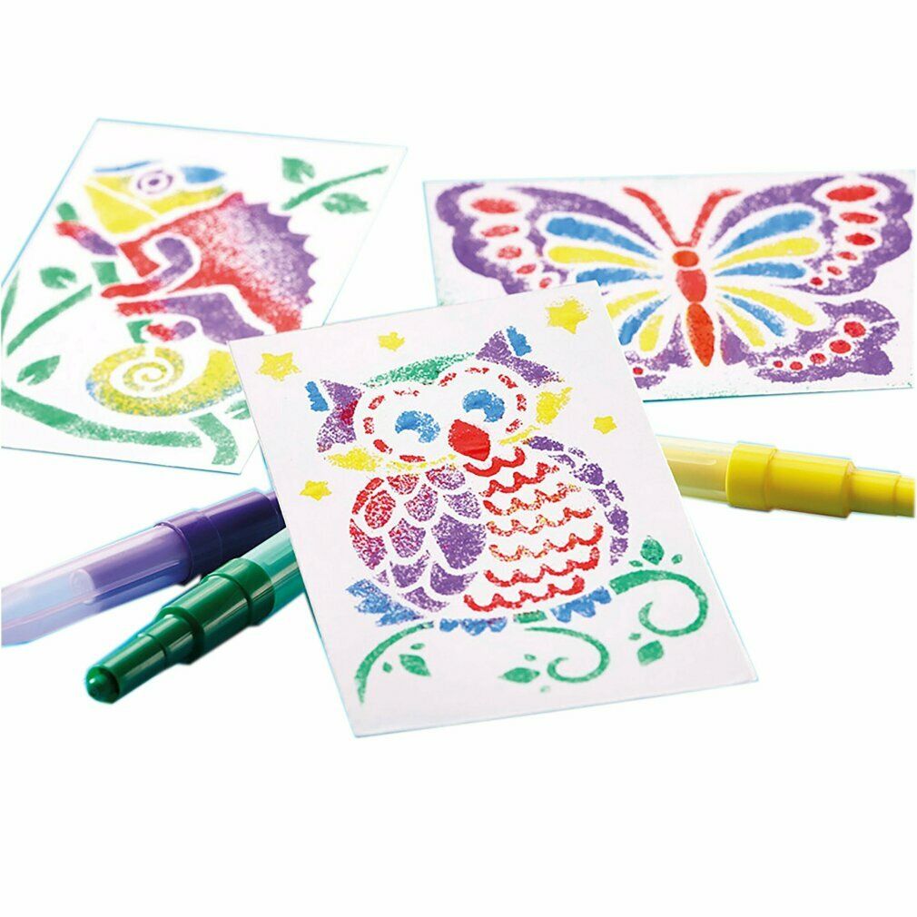 Verschillende sjablonen met gekleurde motieven: uil, vlinder, kameleon. Met spuitpennen in verschillende kleuren.