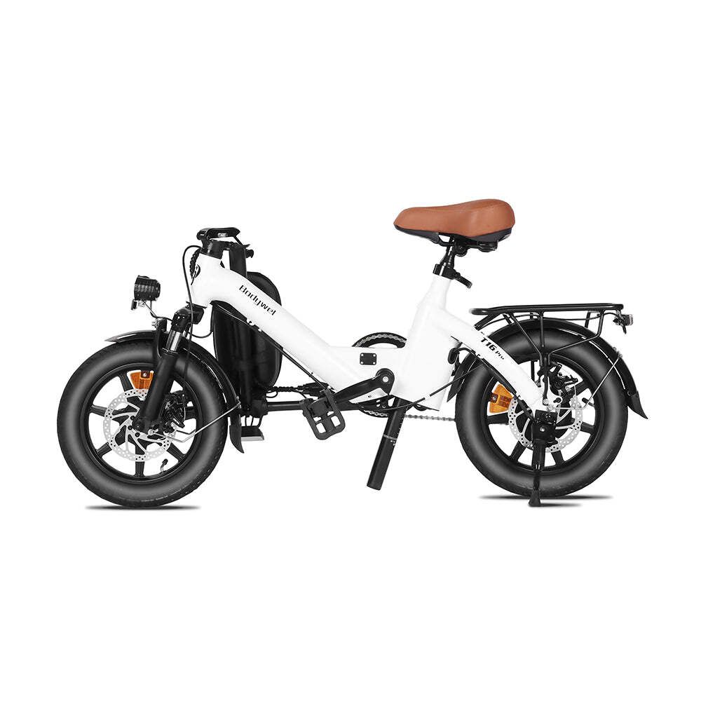 Vélo électrique pliable blanc, selle marron, pneus noirs, porte-bagages. Bodywel T16 Pro.