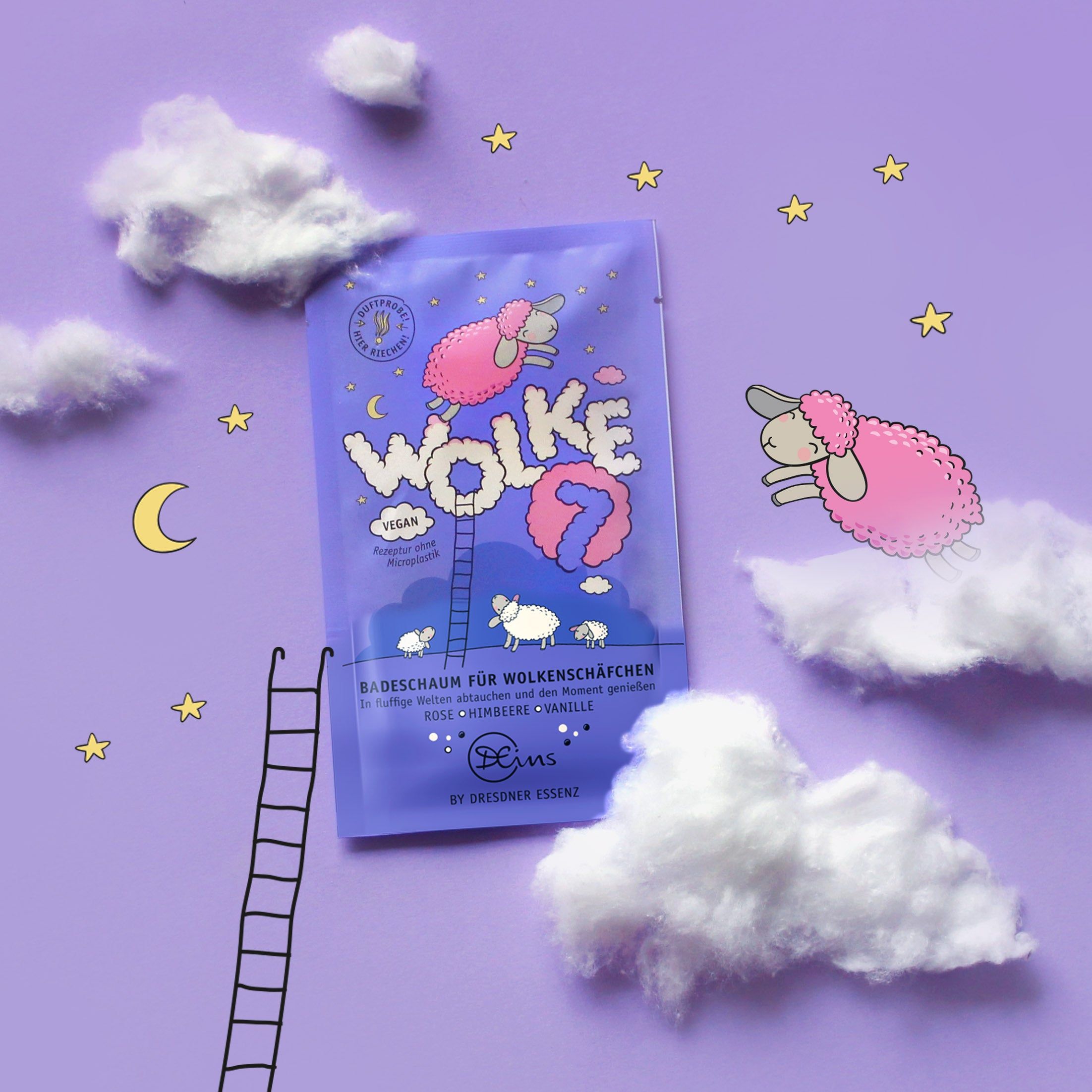 Paarse scène met Wolke 7 badschuimzakje, wolken, maan, sterren en roze schapen. Tekst: Badschuim voor wolkenschaapjes.
