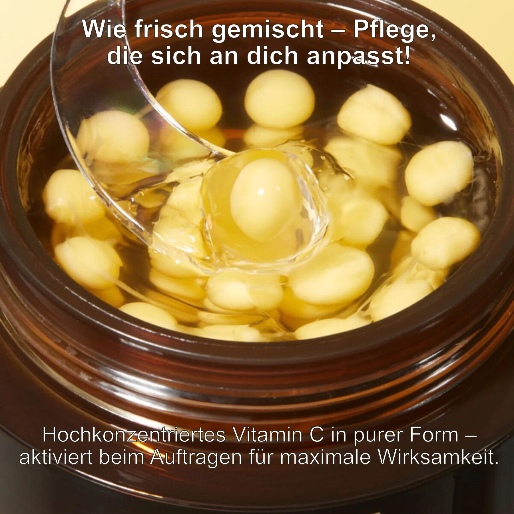 Pot ouvert avec crème et capsules jaunes. Cuillère avec une capsule. Texte : Vitamine C hautement concentrée sous forme pure.