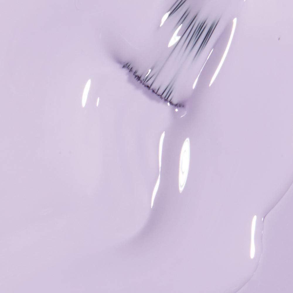 Vernis à ongles lilas clair et pinceau. Le vernis est brillant. Les poils du pinceau sont visibles.