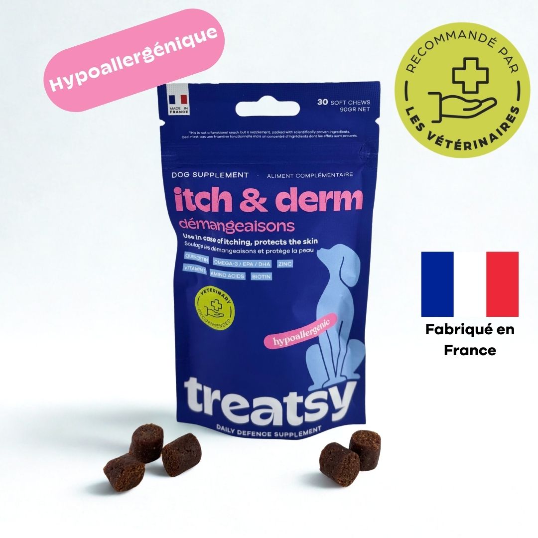Sachet bleu "itch & derm" et "Treatsy". Contient 30 friandises. Avec "Hypoallergénique" et drapeau.