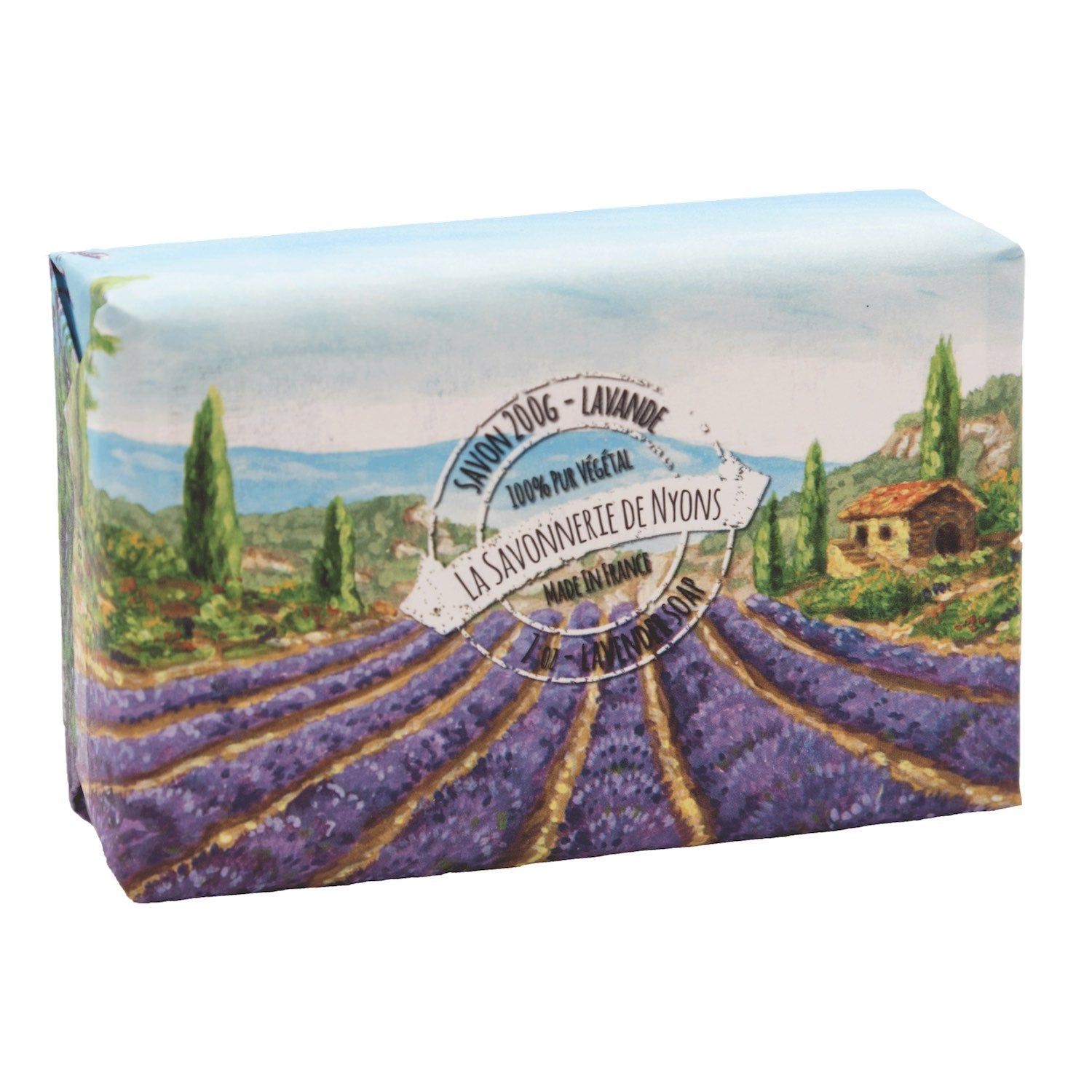 Zeep in papieren verpakking met lavendelmotief. Opschrift: La Savonnerie de Nyons, Savon 200g, 100% pur végétal. Landschap.