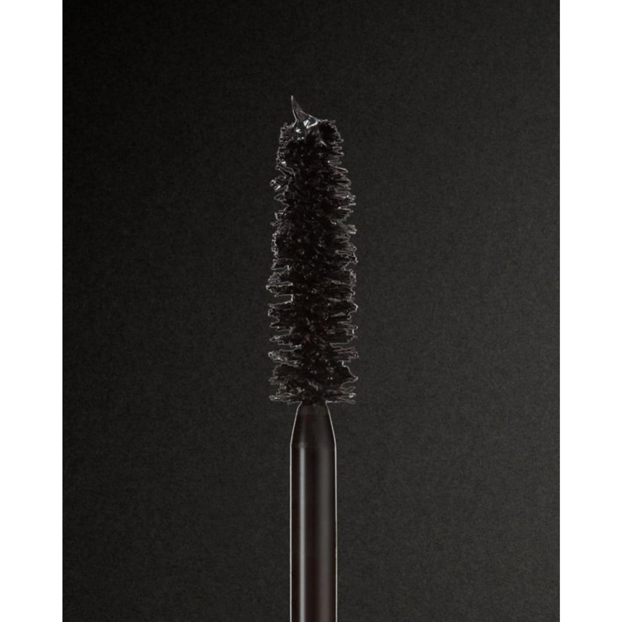 Mascara Rodial Glamolash XXL Noir : Gros plan de la brosse de mascara à la texture noire et dense.