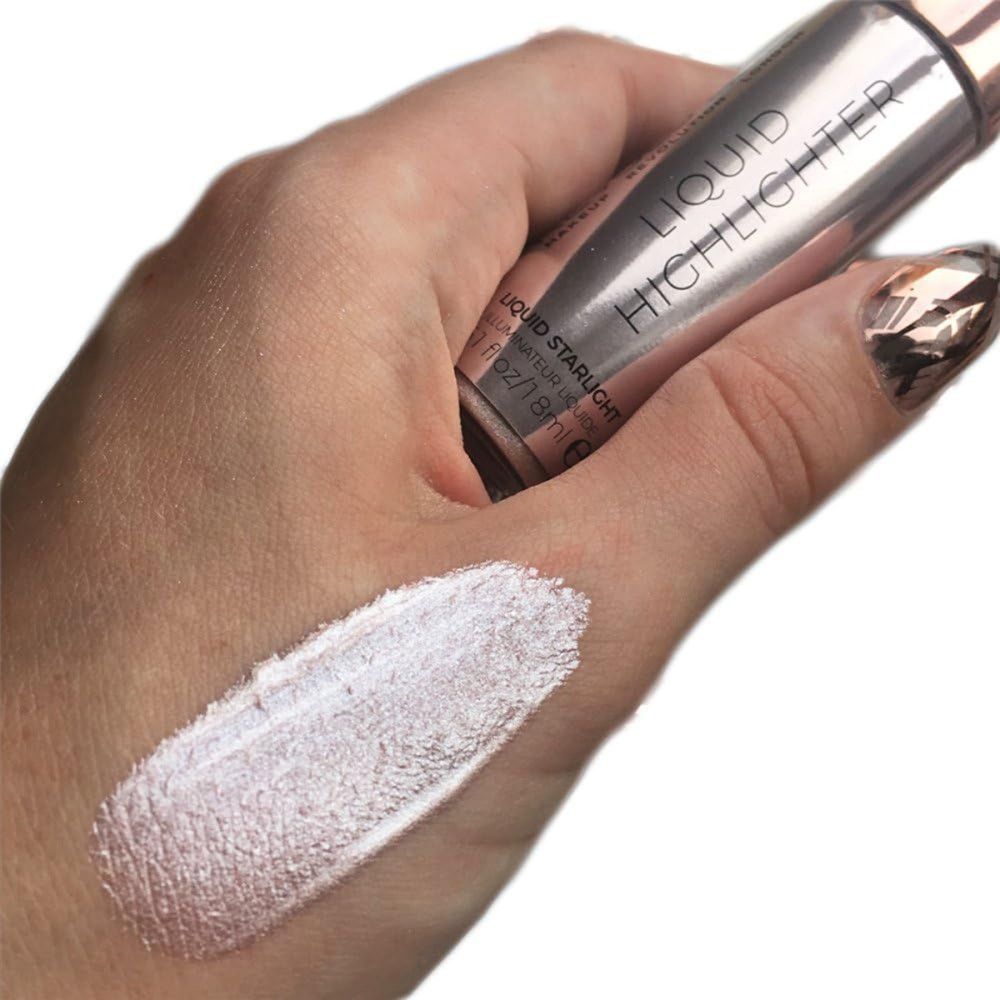 Hand met highlighter-applicatie. Roze glinsterende textuur op de huid. Opschrift: Liquid Highlighter.