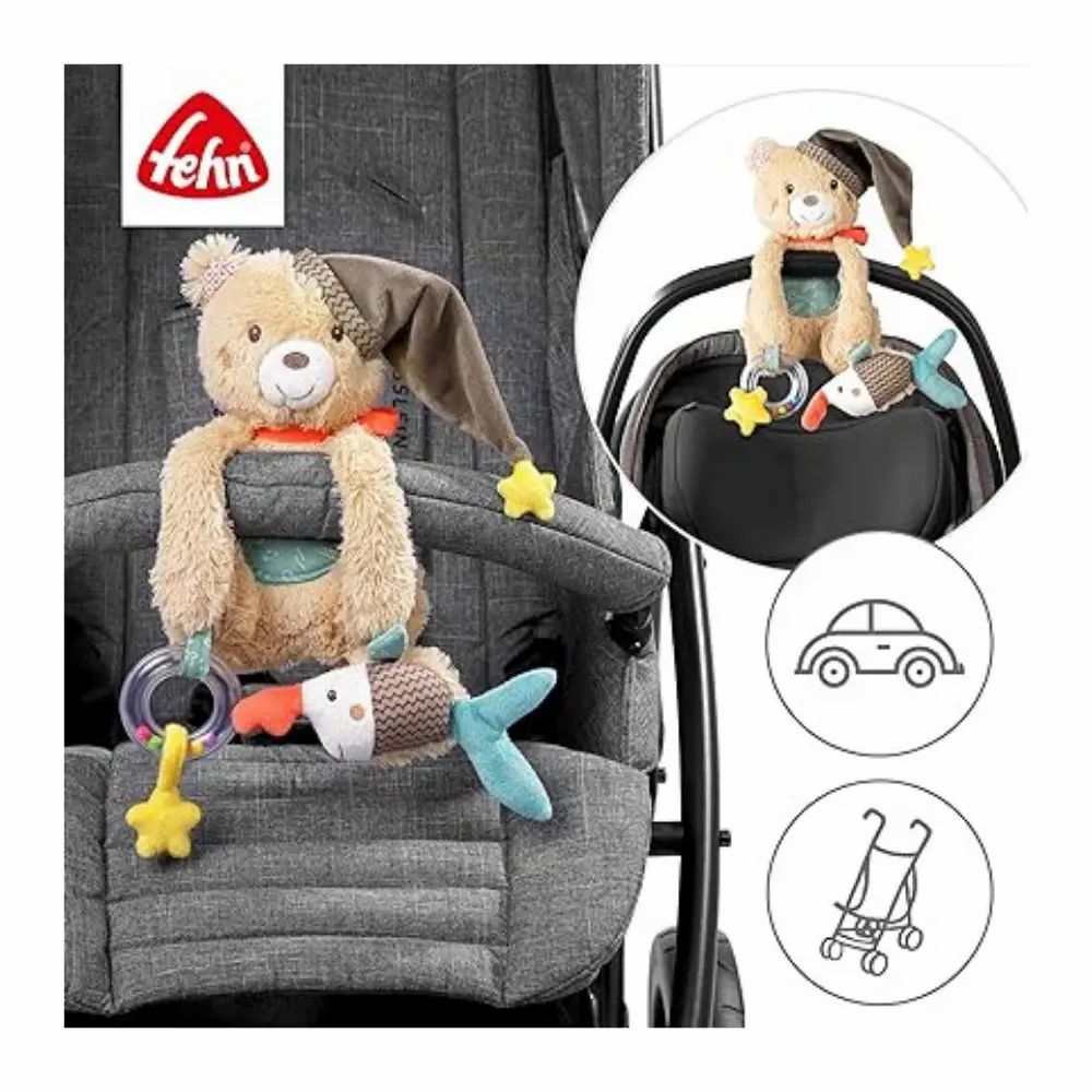 Peluche avec bonnet, écharpe rouge, étoile et poisson dans poussette. Marque: fehn. Avec symboles.