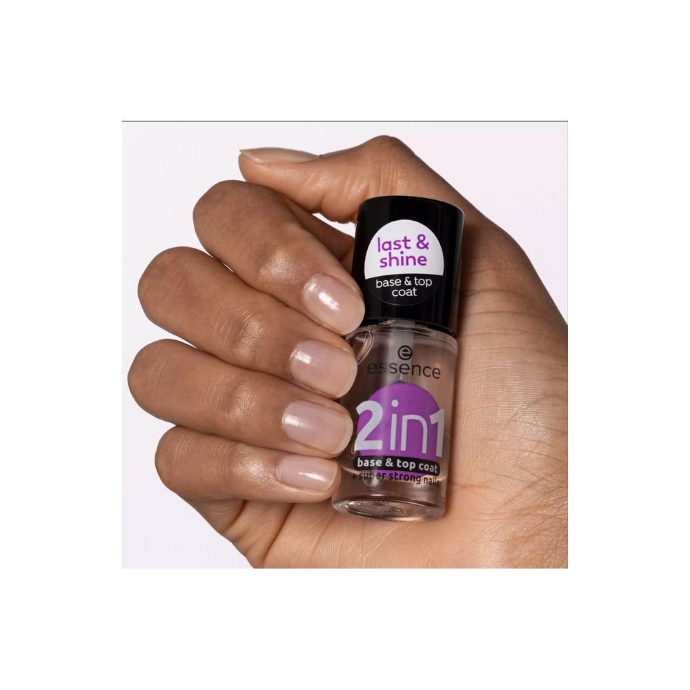 Main tenant un flacon Essence 2en1 Base & Top Coat. Ongles vernis.