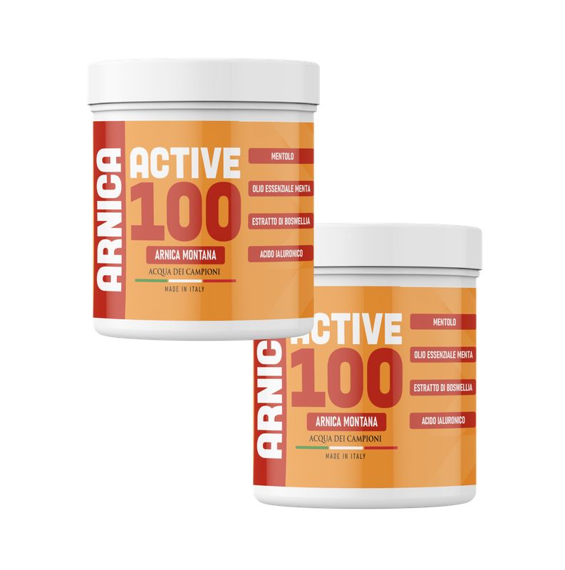 Twee witte potten met oranje etiketten. De etiketten tonen "ARNICA ACTIVE 100". Tekst in het Italiaans.