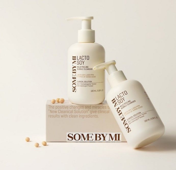 Deux flacons de SOMEBYMI Lactosoy Mild Bubble Cleanser. Flacons blancs avec pompe. Nom du produit et texte visibles.