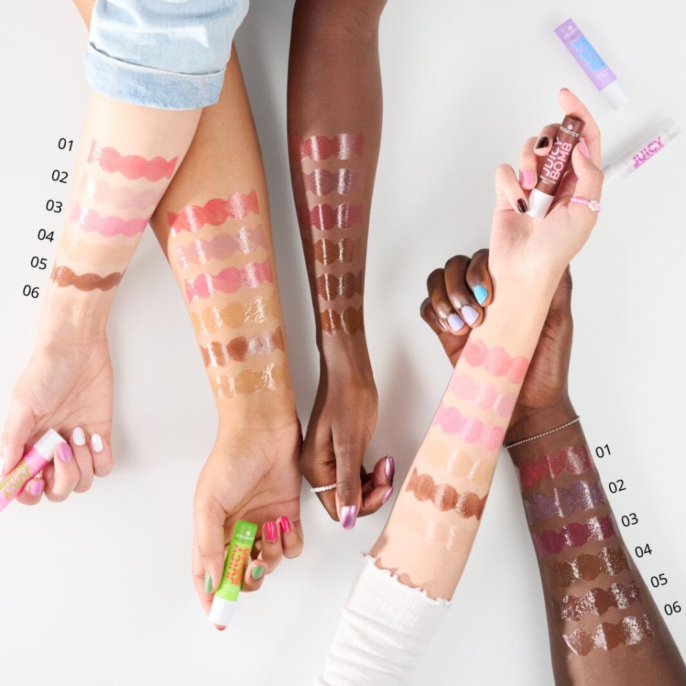 Plusieurs bras avec des échantillons de baume à lèvres. Couleurs : rose, marron, beige, rouge. Produits et numéros étiquettent les échantillons.