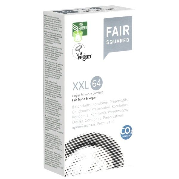 Witte verpakking "FAIR SQUARED XXL 64". Vegan-logo, Fair Rubber-logo. Bevat 8 condooms. CO2-neutraal.