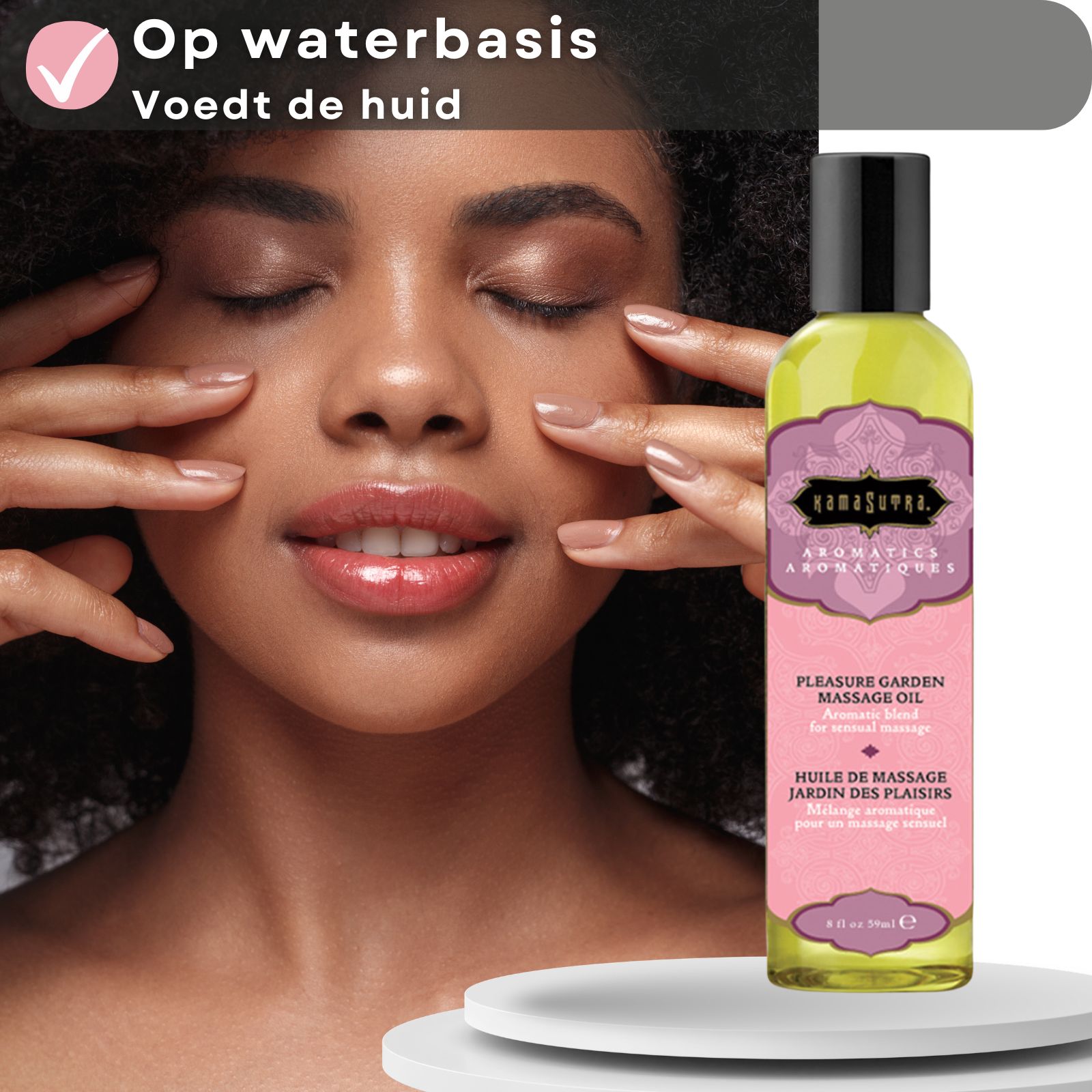Vrouw met gesloten ogen, handen in het gezicht. Kamasutra massageolie met aroma Pleasure Garden op de achtergrond.