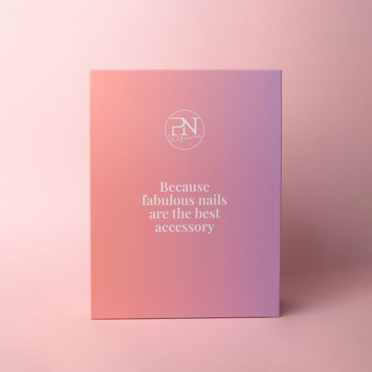Boîte rose-violet avec logo PN. Texte: Parce que les ongles fabuleux sont le meilleur accessoire.