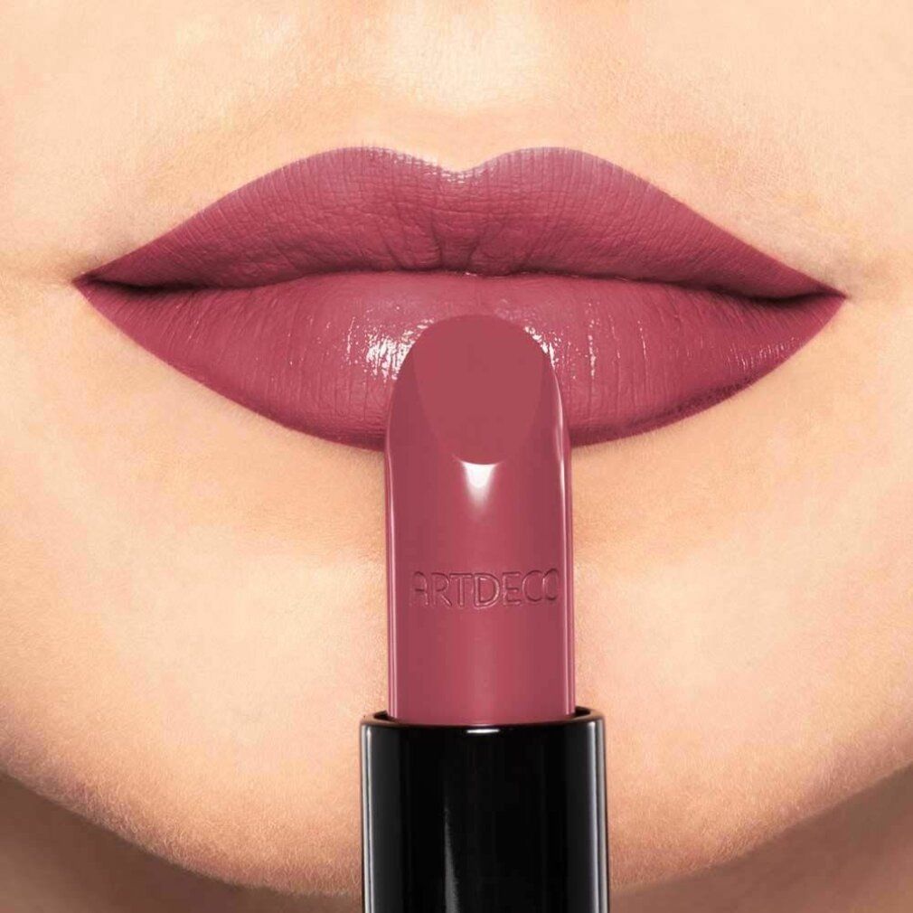 Close-up van lippen beschilderd met roze lipstick. ARTDECO is zichtbaar.